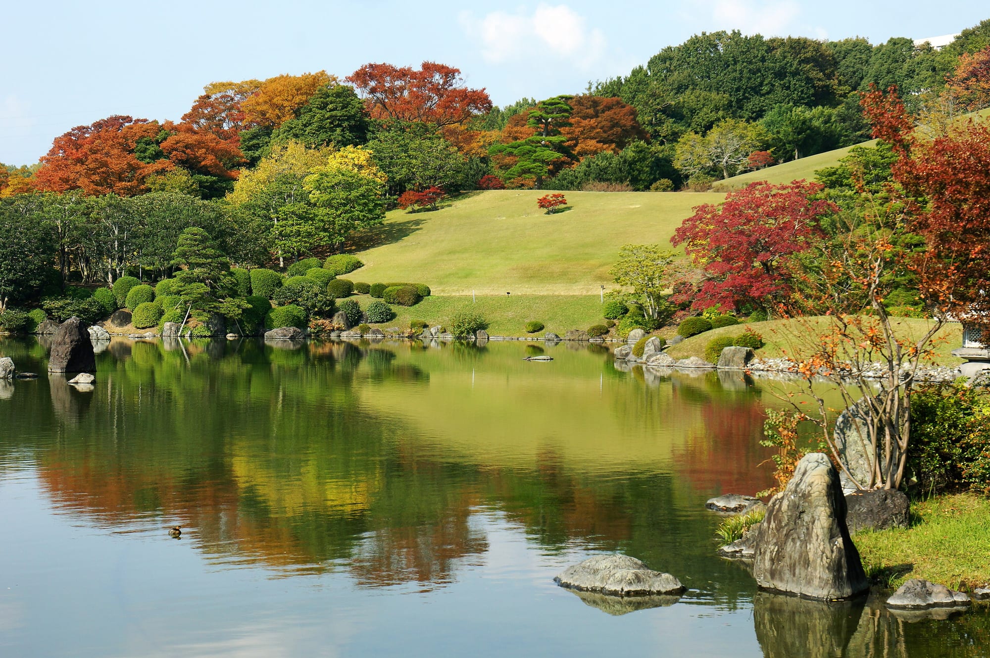 Taman Jepang di Taman Peringatan Expo '70 pada musim gugur
