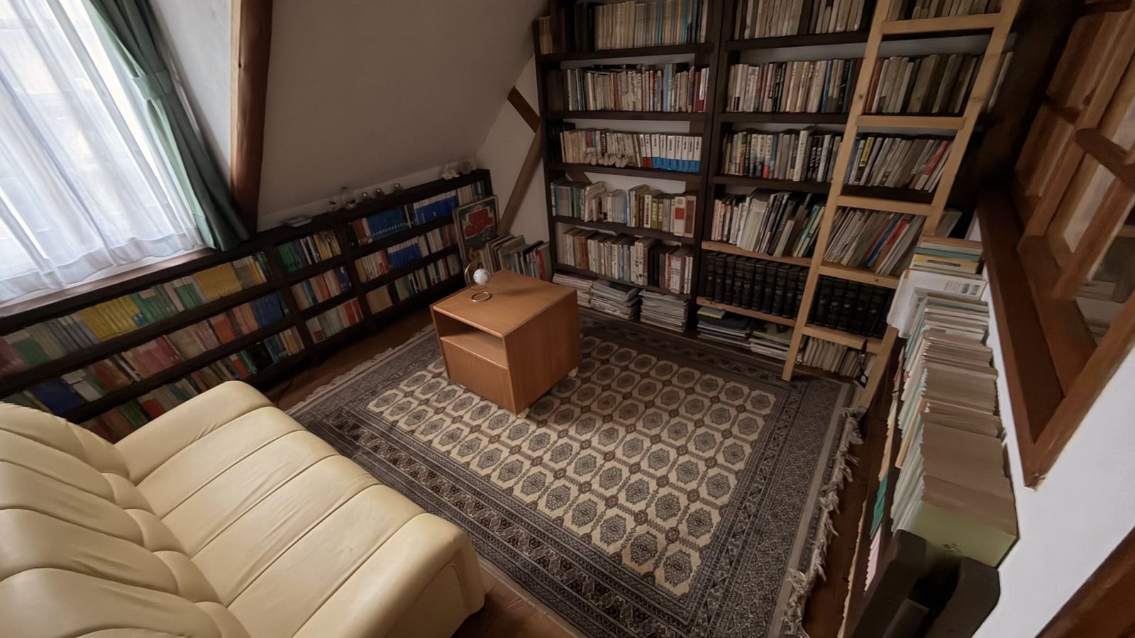 Maykissの書棚のある部屋