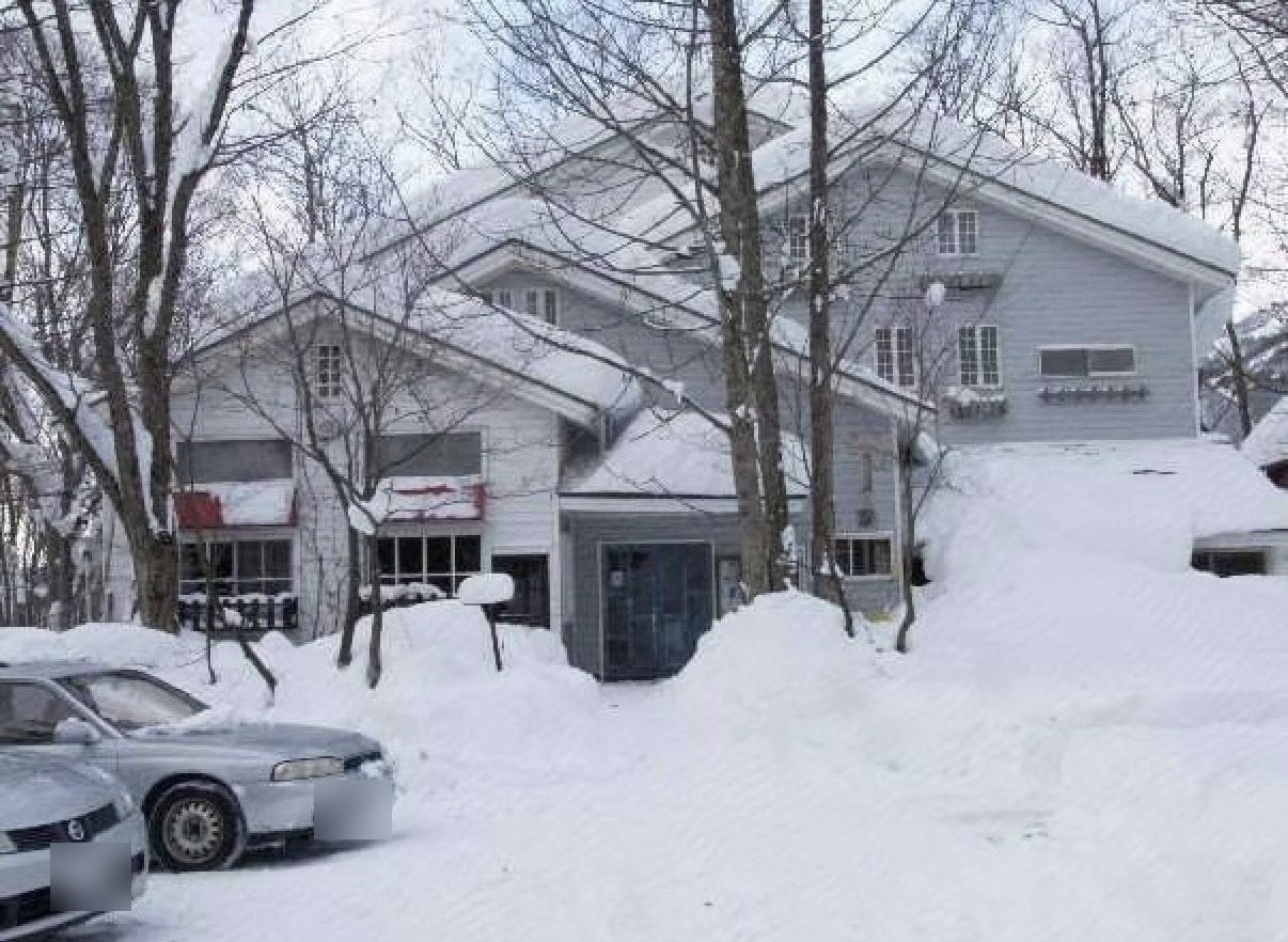 雪に囲まれたペンション500マイルの2階建ての外観